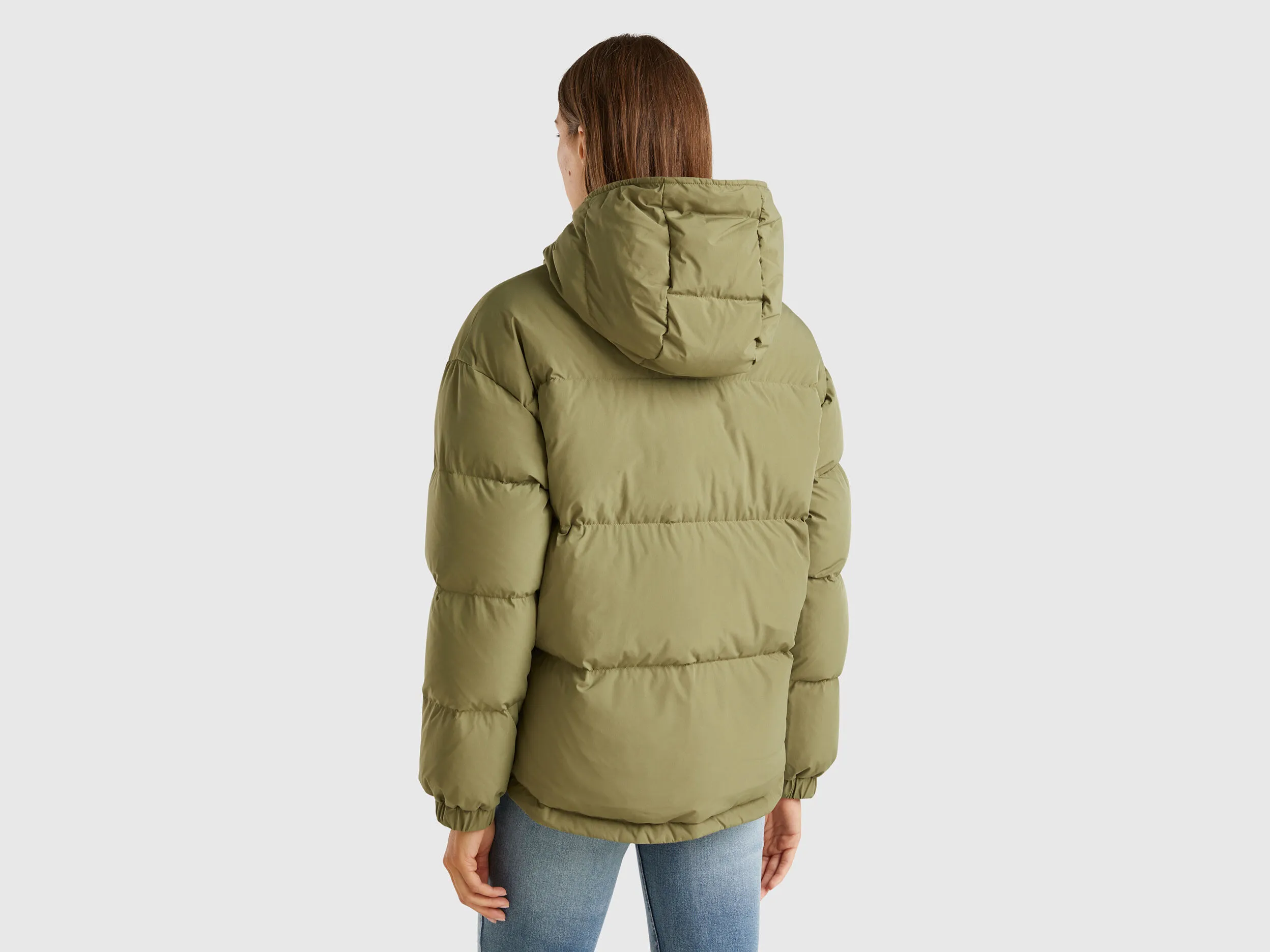 Short puffer jacket padded with recycled feathers - Military Green | Benetton