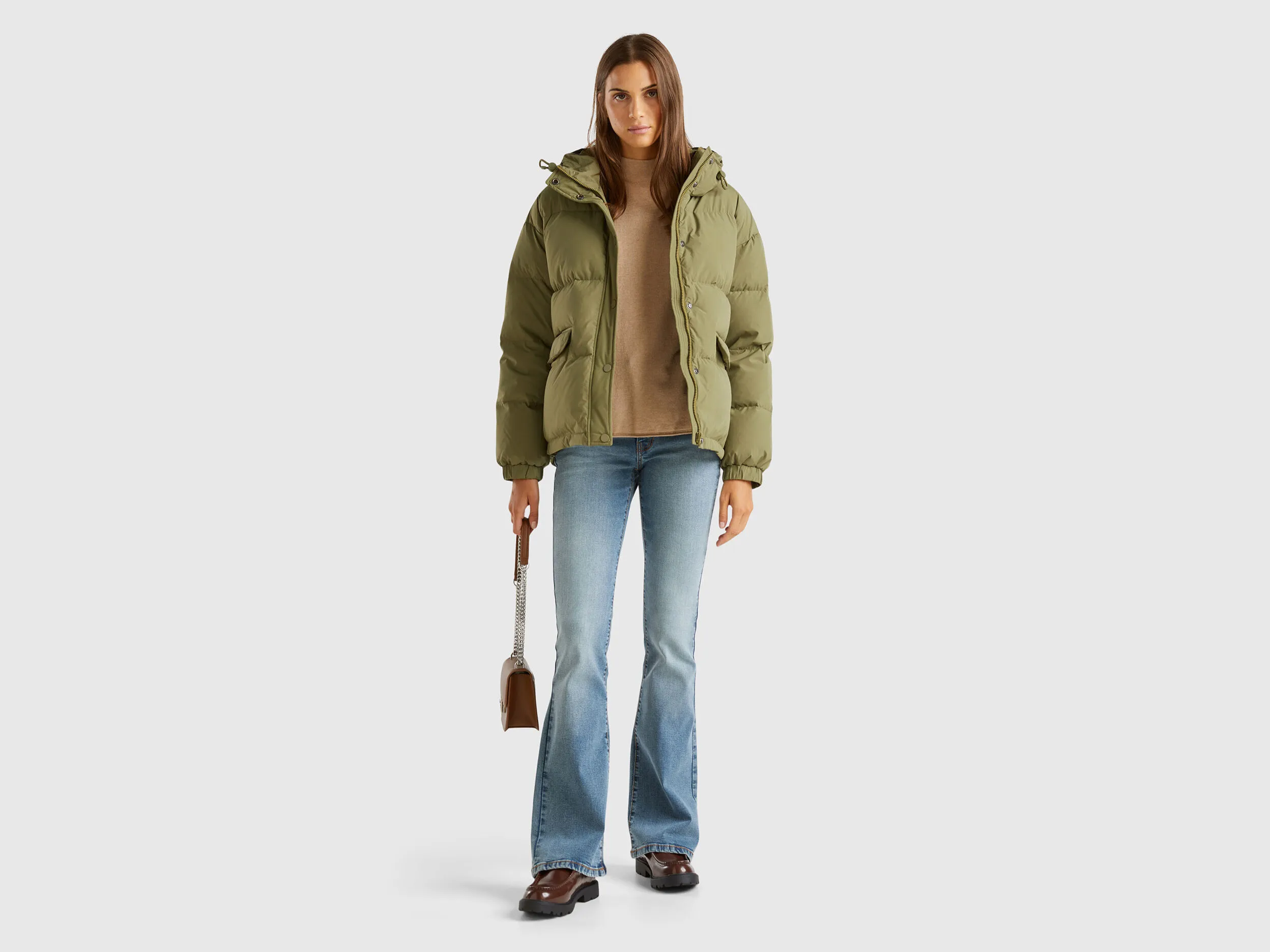 Short puffer jacket padded with recycled feathers - Military Green | Benetton