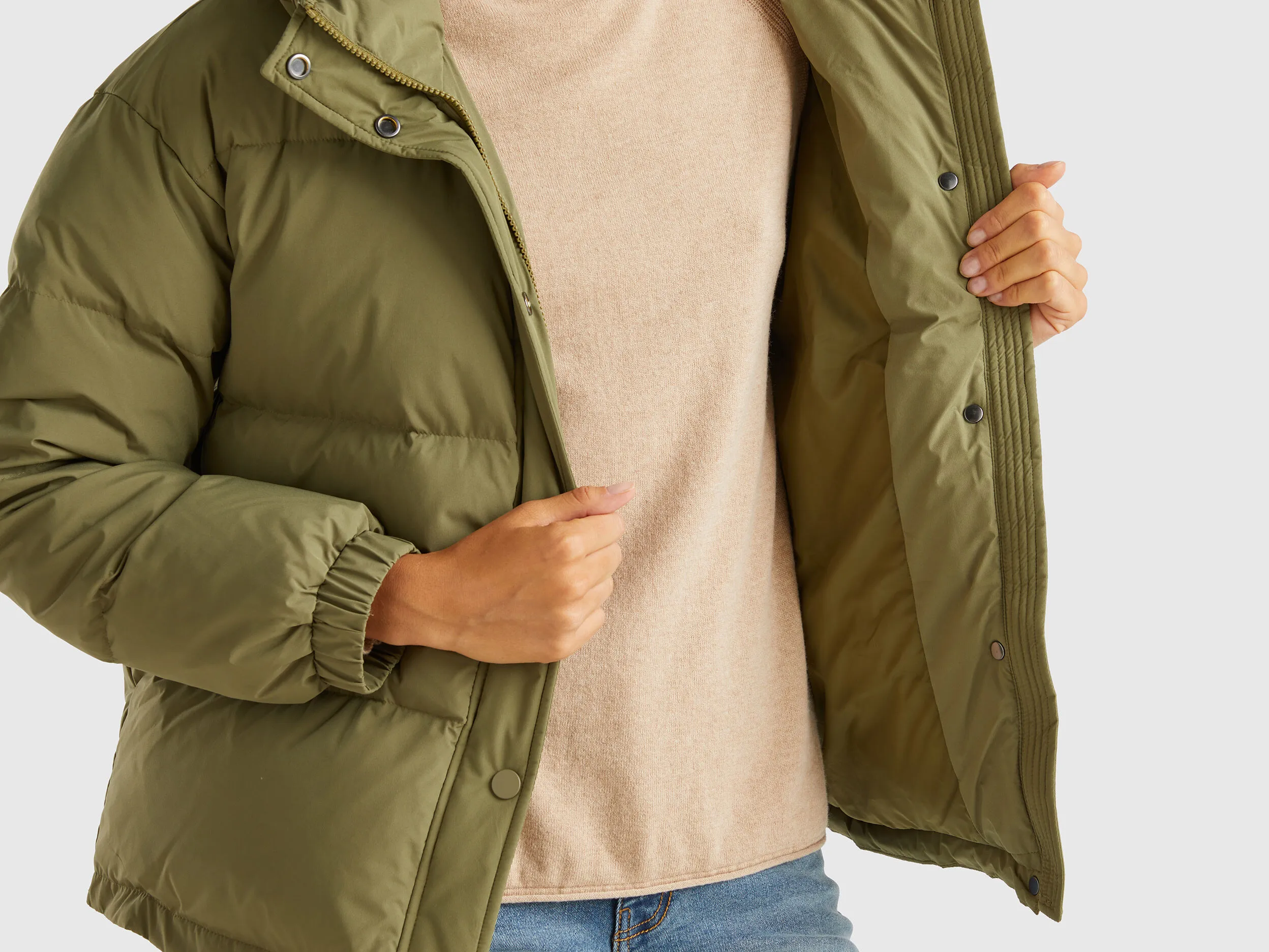 Short puffer jacket padded with recycled feathers - Military Green | Benetton